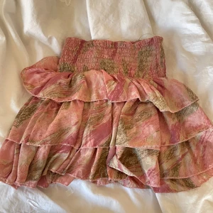 Unik volangkjol - Säljer min sjukt fina volangkjol köpt i Grekland förra sommaren💕 Står M/L i kjolen men skulle säga att den passar allt ifrån XS-L då den är väldigt stretchig. Endast användts 1 gång, så nyskick🥰 Köptes för ca 30 euro vilket motsvarar ca 340kr..