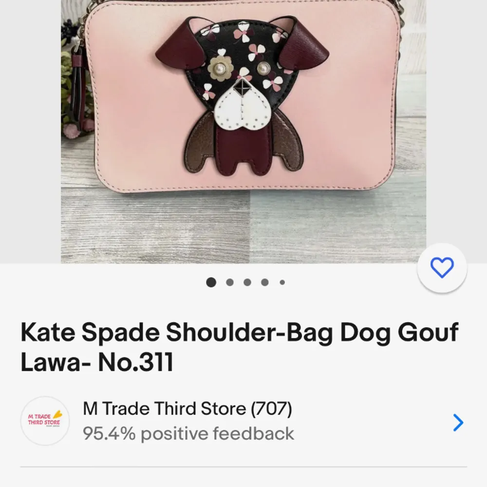 En jätte fin och söt väska som är rosa med ett hund tryck på. Jätte fin och passar alla årstider😚köpt för 2000 och använd max en gång säljer då den inte kommer till användning. Finns inga skador eller defekter på väskan. Kom  privat för fler bilder.💘. Väskor.
