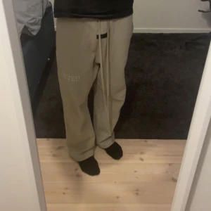 Fesr of god essential byxor  - Varan är i 10/10 skick och använd bara 6 gånger.