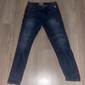 Bape jeans - Bape jeans (ÄKTA) vne storleken men kan mäta om d behövs, passar mig bra som är 177. skriv privat för mer bilder/info