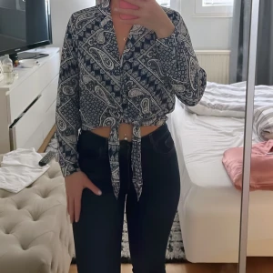 mönstrad blus - så fin och luftig mönstrad blus som man kan knyta vid magen