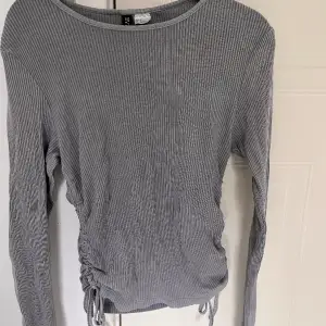 Grå ribbad tröja med justerbara snören på båda sidorna🤍Från H&M i storlek S🤍