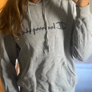 Champion hoodie - Fint skick i strl M, passar snarare en S då den inte är oversized.