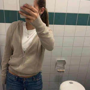 Soft goat zip hoodie  - Soft goat zip Hoodie, som är i så fint skick. Lite nopprig, dock går det enkelt bort med en Kashmir kam🤗storlek xs. 