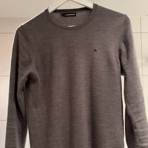 J.Lindeberg merinoull tröja - J.Lindeberg  100% merinoull  S  Den är egentligen M men sitter som S  Grå  Nypris: 1300kr mitt pris: 579kr  
