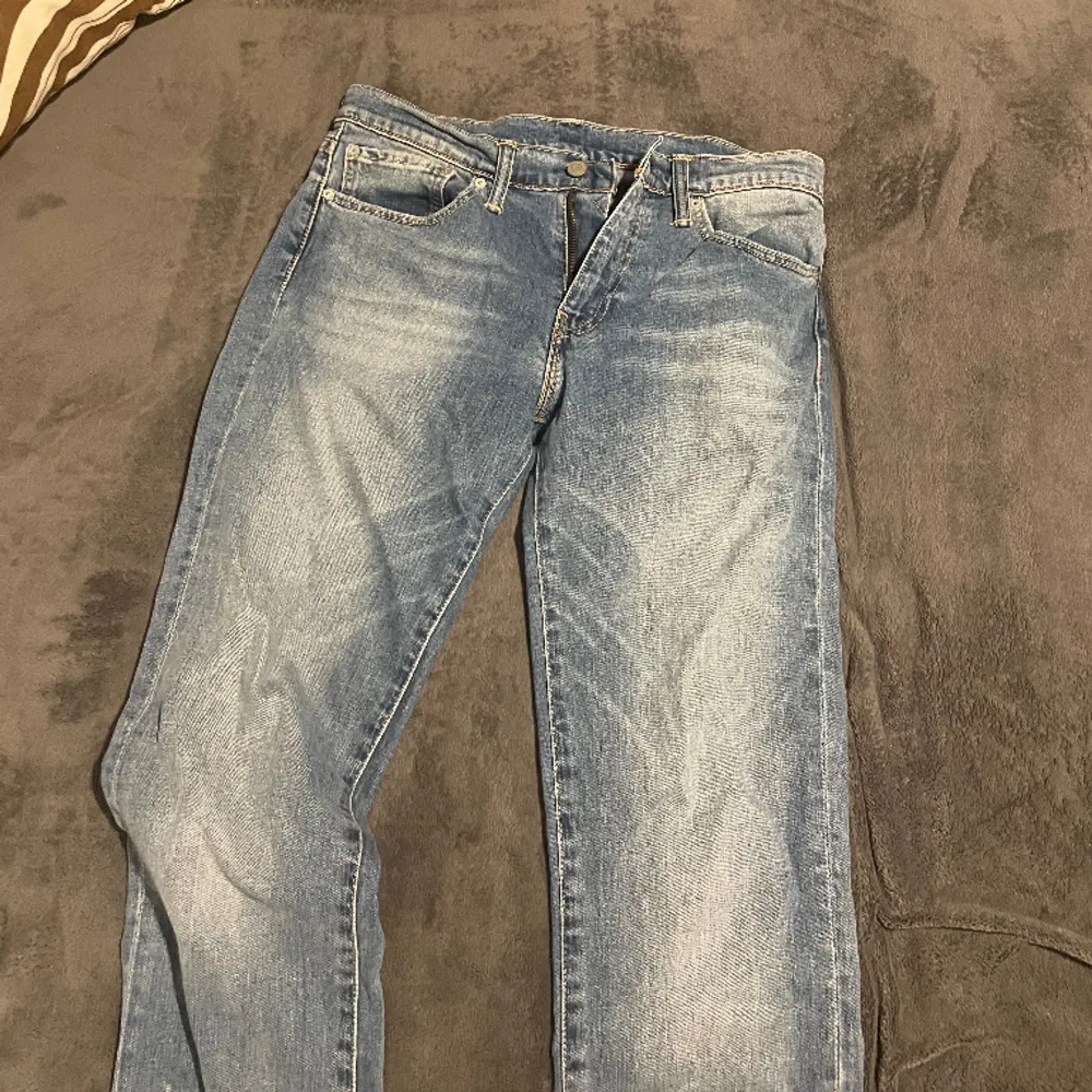 Säljer mina Levis jeans då det blivit har blivit för små, storleken är 32/32 och skicket är väldigt bra. Säljer för 200 vid frågor och funderingar skriv. Jeans & Byxor.