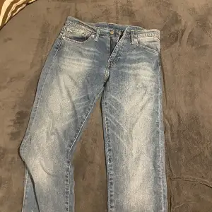 Säljer mina Levis jeans då det blivit har blivit för små, storleken är 32/32 och skicket är väldigt bra. Säljer för 200 vid frågor och funderingar skriv