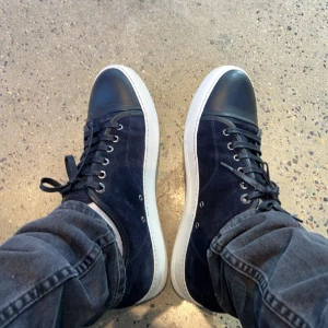 Lanvins - Skitsnygga mörkblå lanvins, skick 8/10, lite crease men annars bra. Priset är inte hugget i sten så kom gärna med prisförslag. Box tillkommer 