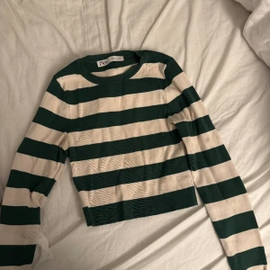 Långärmad från zara  - Använd 2-3 gånger jätte fint skick lite kortare jätte fin till ett par svarta jeans 