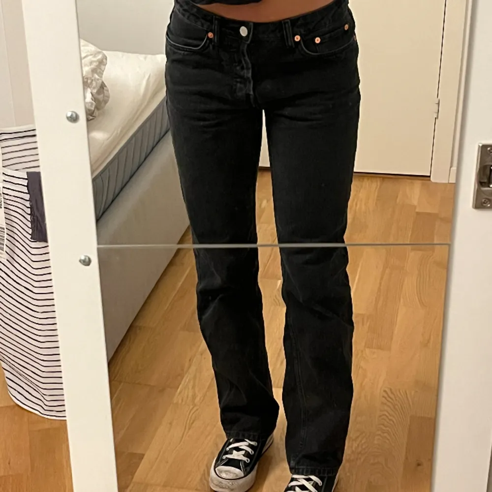 Mid/low waist weekday jeans i nytt skick, för stora på mig. Jag är 169 och köpte jeansen för 590kr och inga defekter❤️. Jeans & Byxor.