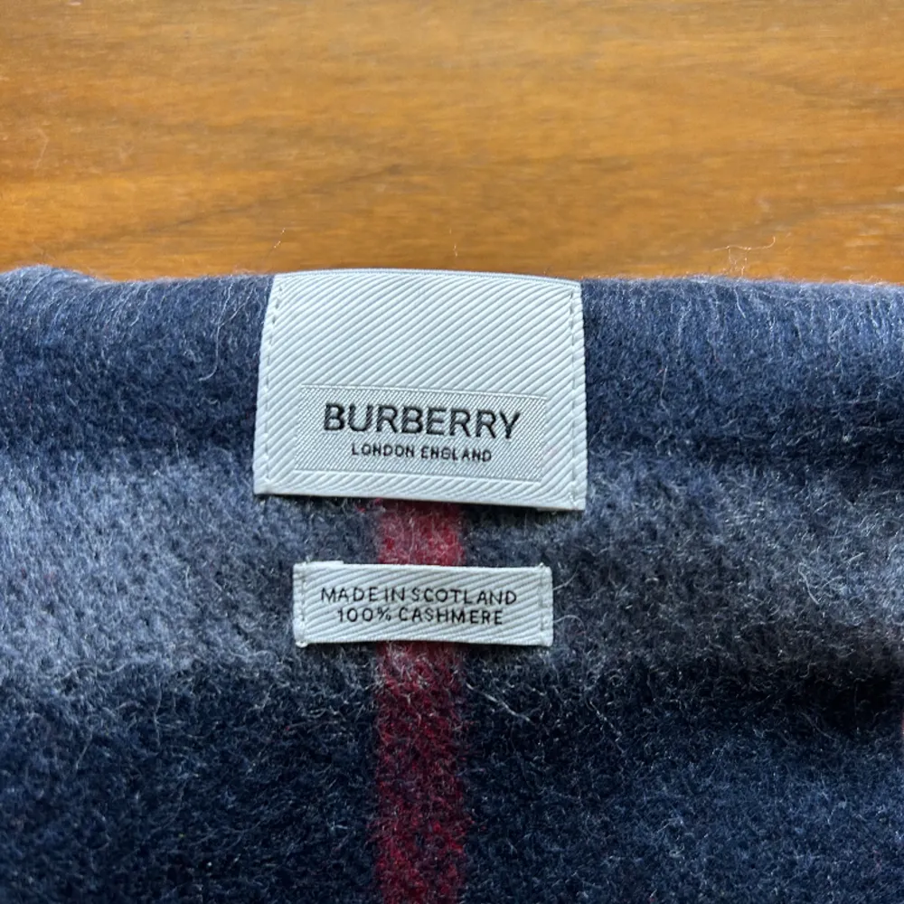 Säljer nu en sjukt snygg halsduk från burberry 100% cashmere! Nypris runt 5k Skick 9/10. Övrigt.