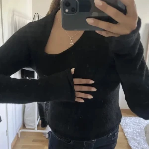 LeGer tröja  - Säljer denna super fina svarta stickad tröja från LeGer, näst intill aldrig använd. Frakten kostar 68kr  