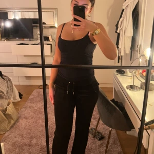 Juicy Couture  - Jag säljer mina jättefina juicy couture byxor som är i nytt skick. Säljer på grund av att de inte kommer till användning. 