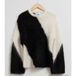 Other stories tröja  - Stickad tröja från &other stories! Helt slutsåld hos dom, finns bara på ASOS där den säljs för 1700kr. Ny hos other stories kostade den 1300, den är helt i nyskick och ändats använd ute en gång. Men helt helt felfri, som NY!❤️