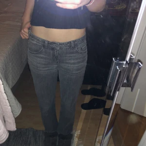 Lowwaist weekday jeans - Mycket bra skick, i modellen arrow lowwaist o straight, midjemått rakt över är 39, innebensmått 75 o ytterbensmått 96! Pris kan diskuteras vid en snabb affär, kolla gärna in mina andra varor💗Orginalpris är ungefär 600