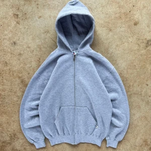 Vintage Russell Athletic zip-up hoodie  - En oversized rare Russell Athletic zip hoodie, några enstaka slitage men en riktigt mjuk och snygg hoodie 