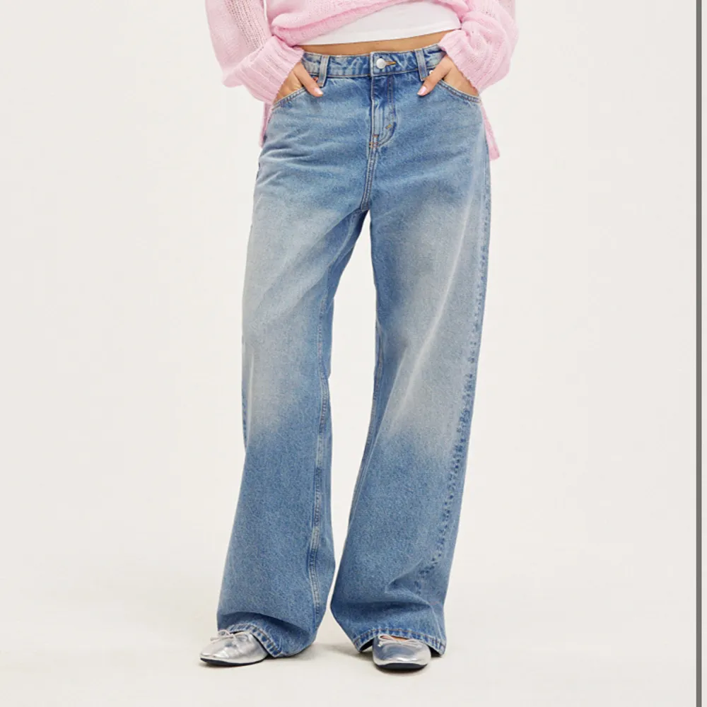 Helt oanvända lågmidjade lite loose fit jeans från monki säljer pga att jag inte hann lämna tillbaks dem . Jeans & Byxor.