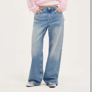 Helt oanvända lågmidjade lite loose fit jeans från monki säljer pga att jag inte hann lämna tillbaks dem 