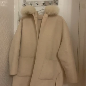 Kappa päls  - Mycket bra skick,Snöret är dock borta .Säljer denna kappan pågrund av att jag har tröttnat på den och den kommer inte till någon användning mer.