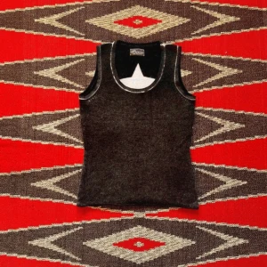 Princess Goes Hollywood Linne - Denna Y2K-pärla till linne i 100% finstickat kashmir med en riktigt ball stjärna på ryggen söker nu ett nytt hem! Längd: 54cm Axlar: 30cm Bröst: 42cm Midja: 36cm Kant: 40cm. Tyget har gott med stretch och man kan räkna med goda 15cm till på bredden ⭐️