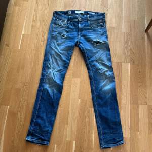 Säljer ett par riktigt fräscha replay jeans, modell Anbass i storlek 30/34. Köpta på NK för 1699 säljer dom nu för 699. Pris går att diskuteras vid en snabb affär!