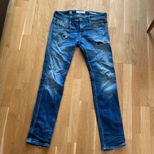 Replay jeans - Säljer ett par riktigt fräscha replay jeans, modell Anbass i storlek 30/34. Köpta på NK för 1699 säljer dom nu för 699. Pris går att diskuteras vid en snabb affär!