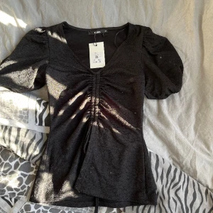 Svart blus - Aldrig använd då den är för stor💕 ursprungligen 250kr men säljer för 100kr🩷