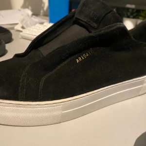 Axel arigato 270 skor - Ett par sparsamt använda Axel arigato skor i storlek 42🌟 skornas sulor är fortfarande riktigt vita och mockan är i bra skick. Har endast fått lite defekter under skorna men inget som syns vid användning💯 dustbag medföljer!👟