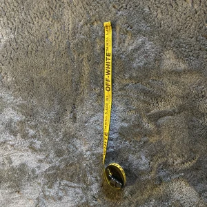 off white bälte - bra skick. lite skaven på änden men annars perfa.