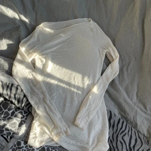 Intimissimi  - Intimissimi tröja i färgen vit, väl använd därav priset