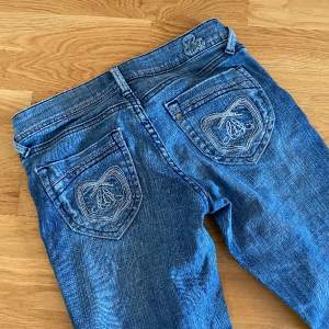 Ett par fina lågmidjade, utsvängda jeans som jag köpt på vinted, säljer då de blivit för små för mig :(   Mått:  Midjemått: 36 cm Innerbenslängd: 79 cm Total längd: 99 cm