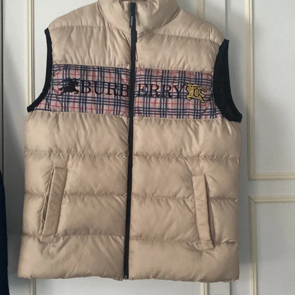 Tjena säljer en beige burberry väst som endast är testad så skicket är 10/10 om inte bättre, priset går att diskutera så hör av dig om du har tankar eller funderingar, byten kan vara intressant. Jackor.