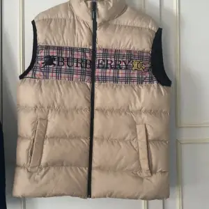 Tjena säljer en beige burberry väst 1:1 som endast är testad så skicket är 10/10 om inte bättre, priset går att diskutera så hör av dig om du har tankar eller funderingar, byten kan vara intressant