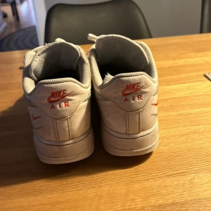  Nike Airforce storlek 41 - Säljer för dem ör försmå, är i 7/10 skicka lite trasiga i sulan annars bara lite smutsiga. går bort vid ordentlig tvätt! Köpta flr 1499 på JD Sports 
