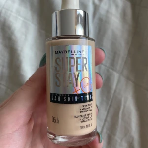 Skin tint - Maybellines skin tint i färg 5,5. Använd några gånger men ca 80 % kvar. Den är tyvärr lite för ljus för mig och har endast droppat ut produkt på borste så har inte nuddat direkt på ansiktet. :)