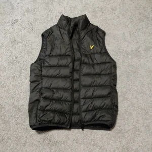 Väst Lyle & Scott - Väst i helt och fint skick. 