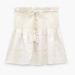 Super fin zara kjol! Storlek S men passar Xs-M då den är typ stretchig💘 nypris var cirka 400 och säljer för 200! Tveka inte vid frågor!❤️ den är i bra skicka, tyvärr finns det inga bilder tillgängliga med den på😇❤️