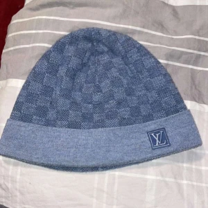 Louis vuitton  - Louis Vuitton mössa i blå färg har kvitto box och alla tillbehör till mössan 