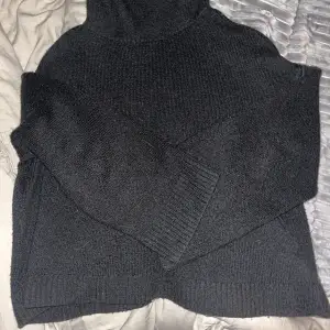 en svart stickad tröja från zara i ett skönt material. 🖤