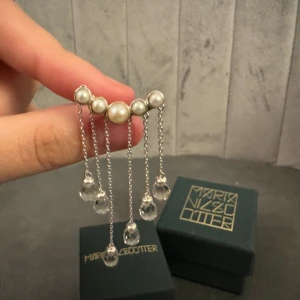 Marianilsdotter örhängen  - Ett örhänge från marianilsdotter. Jätte fina och coola har aldrig använts och ingen defekter alls☺️