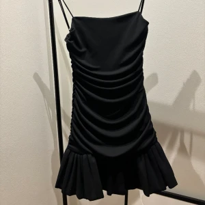 Little black dress - Så snygg kort svart klänning från zara. Säljer då den tyvärr är för kort för mig men passar så bra på alla och är verkligen så snygg! 