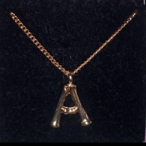 Halsband  - Snyggt bokstavs halsband. Finns i fler bokstäver, så skriv om du vill ha någon annan.  Köp för 250kr