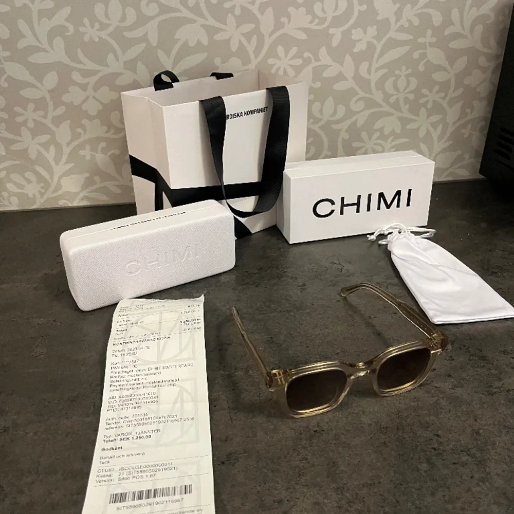 Säljer dessa fina Chimi solglasögonen  Skcik 9/10  Allt og finns kvitto box  Köptes april 2023 använd 6 gånger  Fraktar bara med postnord  Skriv vid minsta fråga  Inga byten . Accessoarer.