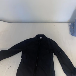 Cp company overshirt - Hej säljer min overshirt från cp company då jag aldrig använder den länge den har en liten skråma på märket på armen men annars helt fel fri