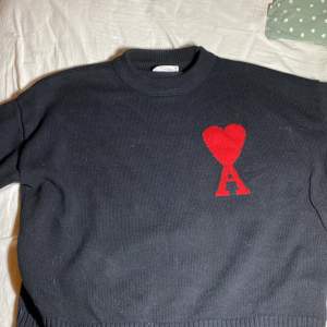 Ami paris tröja Skick:10/10 Vet ej om den är äkta då jag köpte den av en annan plickare! Frågor? Fråga gärna! Billigare vid snabb affär