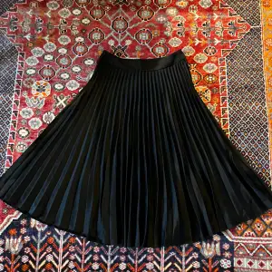 Flowig lång kjol i bra skick!  Ca 29 cm lång och 14 cm i höften 