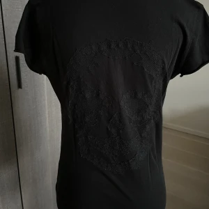 Zadig Voltaire T-shirt i svart - Nu säljer jag min fina Zadig Voltaire T-shirt i strl xs för 650kr. Nypris 1000kr. På baksidan är det ett broderat mesh tryck i form av en döskalle ❤️❤️❤️❤️❤️