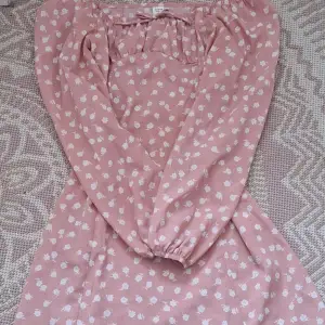 En fin & rosa sommar klänning som endast använd 1 gång till en skolavslutning. Den är ifrån shein ❣️