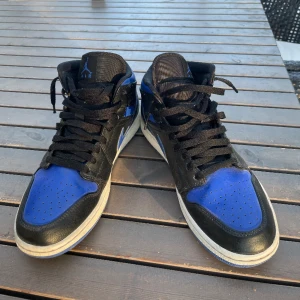 Jordan 1 Royal Blue mid  - Riktigt snygga välskötta 1or! Storlek 42,5 Alltid använt creaseskydd så det är i väldigt bra skick!  Nypris 1800 men jag säljer för 1200