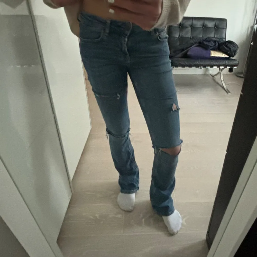 Hej säljer nu mina jeans då de inte kommer till användning 💗💗. Jeans & Byxor.